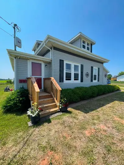 Furnished three bedroom two bathroom winterized cottage located about 10 to 15 minutes from Summersi...