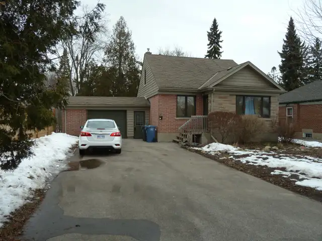 4 Bedroom+ 1 Office House Facing Exhibition Park!! in Long Term Rentals in Guelph - Image 2