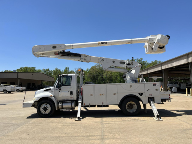 2013 International/  Altec AM55E Bucket Truck, in Other in Kapuskasing - Image 2