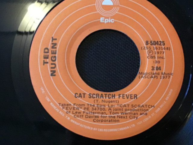 45 r.p.m, Ted Nugent “Cat scratch fever” (p)1977 single dans Matériel audio professionnel  à Lévis - Image 3