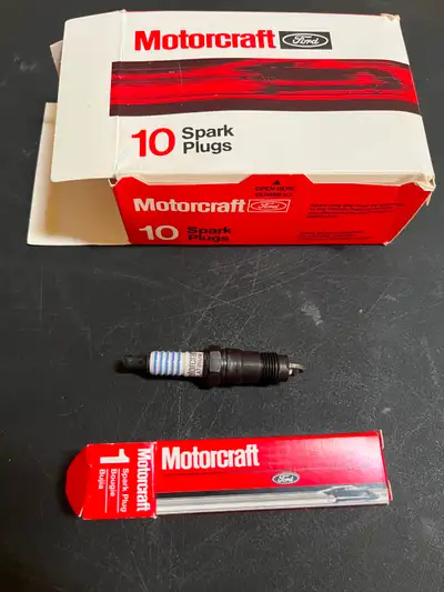 Selling 6 Motocraft Platinum Spark Plugs. AWSF 44EE $20 for all 6.