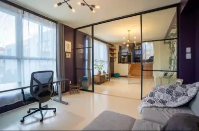 Superbe condo sur 2 niveaux, entièrement meublé et décoré avec goût. Idéal pour professionnel ou cou...