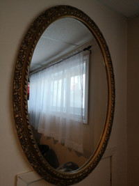 Magnifique miroir ovale en bois.