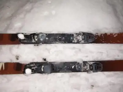 Great condition Salomon Verse skis, 180 cm long. Made in Austria. Marker bindings included, but one...