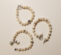 Elegant bracelet with genuine pearls.