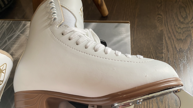 EUC Jackson Mystique Ice Figure Skates-Womens/Youth Girls Size 4 in Skates & Blades in Ottawa - Image 6