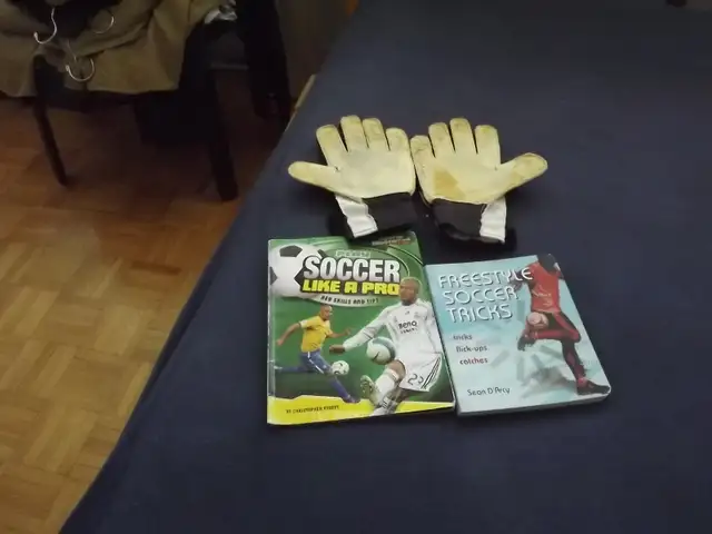 12 SOCCER ITEMS BUNDL:NIKE GOALIE GLOVES+11soccer mags/books,TFC in Soccer in City of Toronto - Image 9