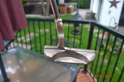 Putter droitier SPALDING 3 MADE IN USA de 35 po de long avec tête en brass massif en bonne condition...