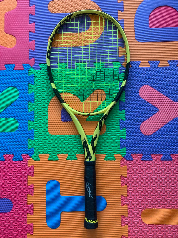 Raquette de tennis Babolat autographie par Félix Auger-Aliassime dans Tennis et raquettes  à Ville de Montréal