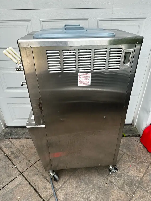 Taylor 791-33 soft serve ice cream machine  in Other in City of Toronto - Image 6