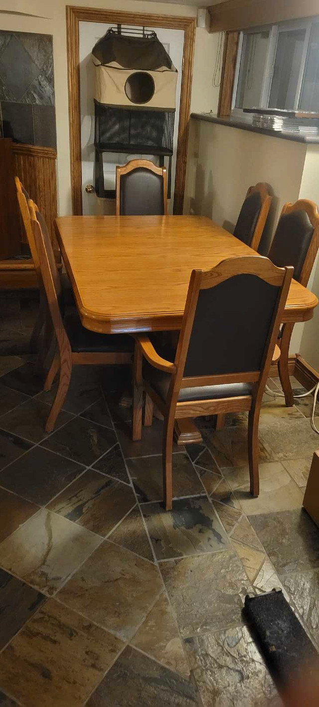 Dining table and chairs in Dining Tables & Sets in Owen Sound - Image 2