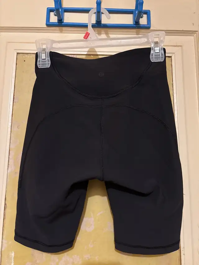 Lululemon Shorts sz4 xsmall in Women's - Bottoms in City of Toronto - Image 3