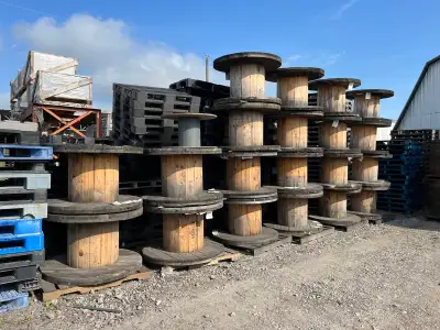 Touret de bois. 48" de diamètre. 30" de hauteur. Plusieurs en inventaire. Matériaux et surplus Lefeb...