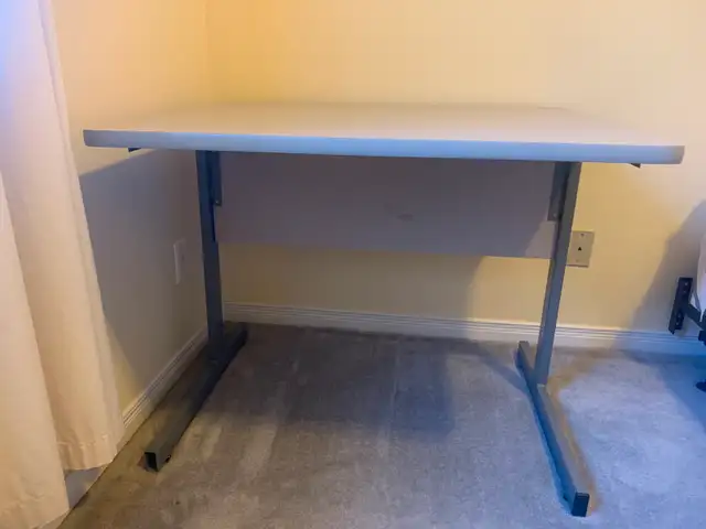 Desk in Desks in Ottawa - Image 5