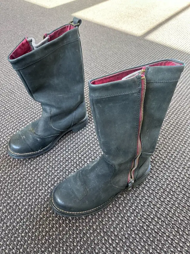 Leather biker boots size 7 women 5 men in Women's - Shoes in Burnaby/New Westminster - Image 5