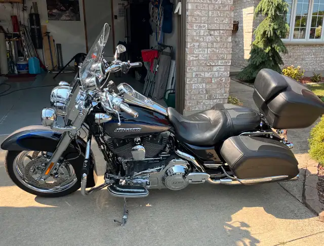 2008 Harley Davidson CVO Road King in Sport Touring in Sarnia - Image 3
