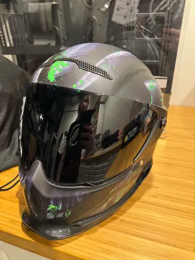 I'm selling my Ruroc Atlas 1.0 motorcycle helmet, used for 2 seasons, never crashed. Comes with both...