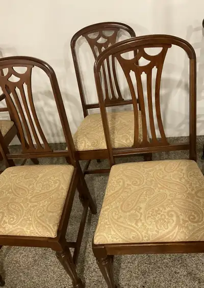 Need extra dining chairs during the holidays or other family gatherings❗️ Mahogany chairs, excellent...