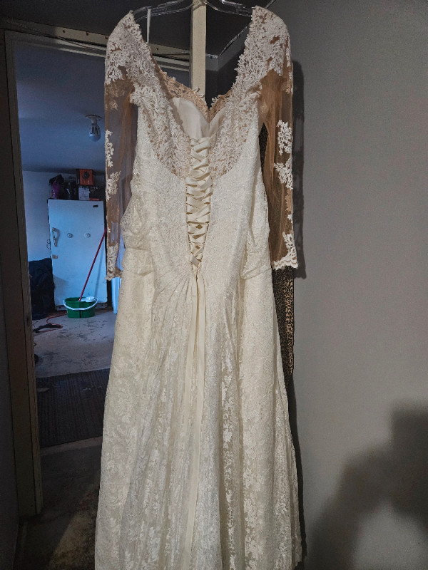 Wedding dress. New, never worn. in Wedding in Sudbury - Image 3