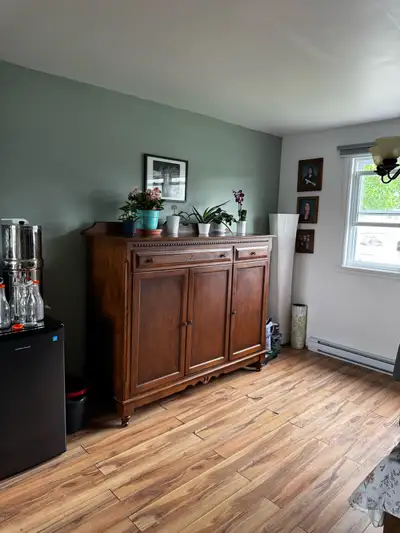 Meuble de rangement en bois massif, la porte de droite contient 4 tablettes, et les autres portes so...