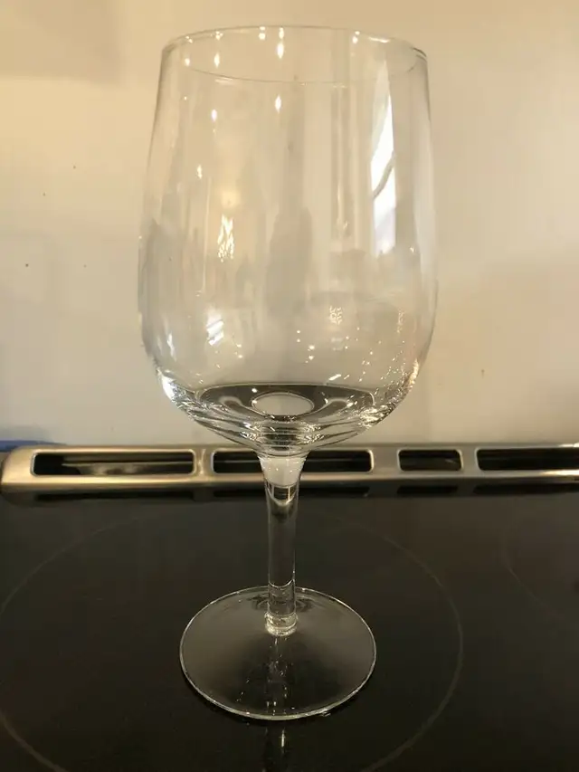 NEW - Clear XL Wine Glass - Holds 1 Full Bottle - Fun gift! in Kitchen & Dining Wares in Ottawa - Image 8