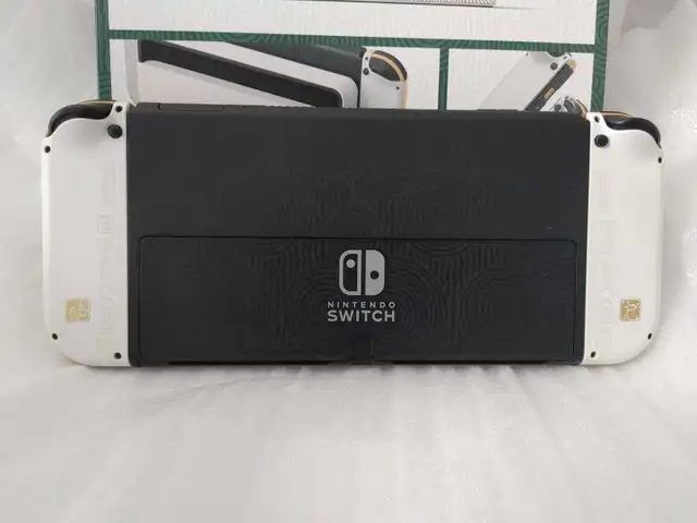 The Legend of Zelda Nintendo Switch OLED Special Edition in Nintendo Switch in Laval / North Shore - Image 5