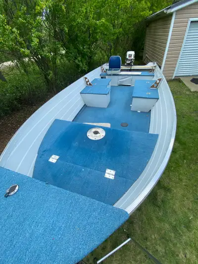 40 hp tiller, 2 cycle, gas mix 50…1 Electric start, Live well New Billage pump, Life Jackets Paddles...