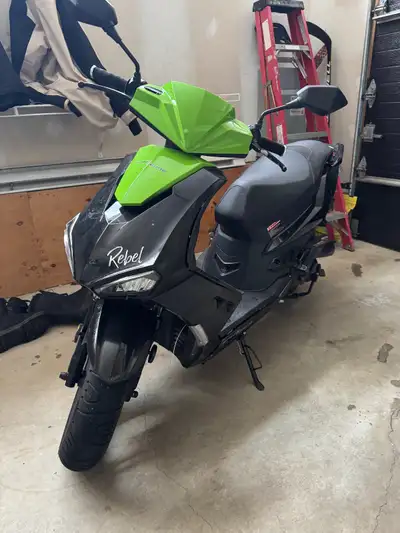 À vendre scooter Scootterre Rebel RY50QT-35, prix demandé 2800 $. Il a servi seulement 2 mois, il es...