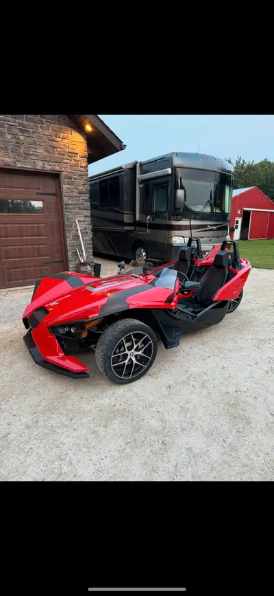 2016 POLARIS SLINGSHOT ABSOLUTELY MINT! Stored indoors, low mileage only 12,000km, no accidents clea...