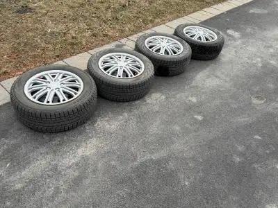 J'offre un ensemble de quatre pneus d'hiver de dimension 215 55R16, parfaits pour affronter la saiso...