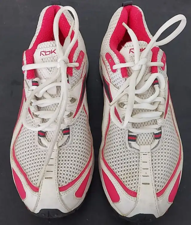 REEBOK LADIES SNEAKERS (size 5 1/2)63007358938883121