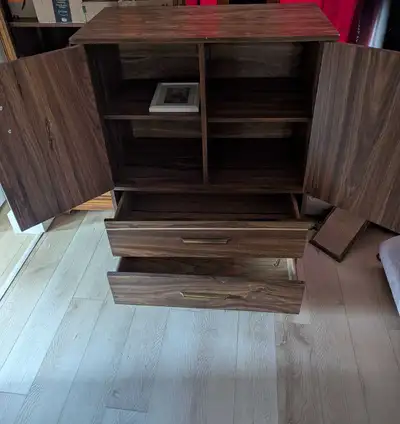 This cabinet/wardrobe/whatever it is called, is in great shape. No damages to be seen. Pickup is Bow...