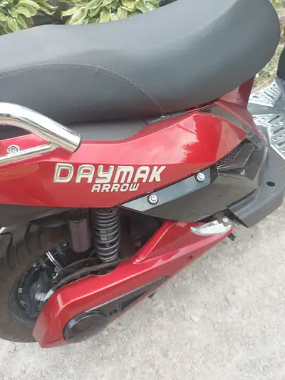 Daymak Arrow Scooter 3 years old, 6 amp battery, 12 volts per battery. 36 amp and 72 volts in total....