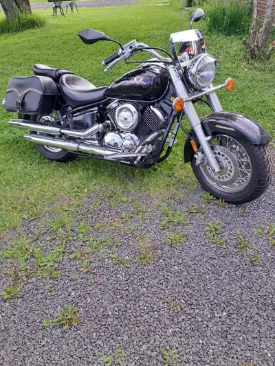 V stars 1100 2003 Pneus neuf frein neuf changement d'huile fait belle moto pres pour l'été 1600$