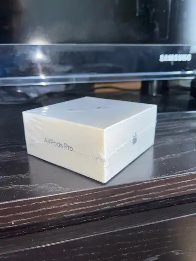 AirPods neuf Boîte jamais ouverte(encore scellé). New AirPods Box never opened(still sealed)