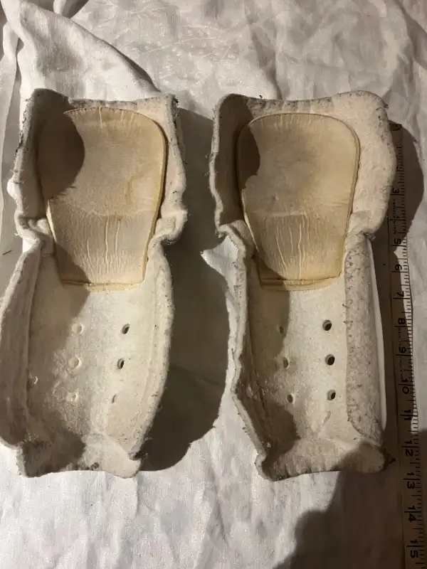 VINTAGE COOPER DG 1000 9in 23cm Hockey Shin Pads Decor Or Use in Hockey in Calgary - Image 3