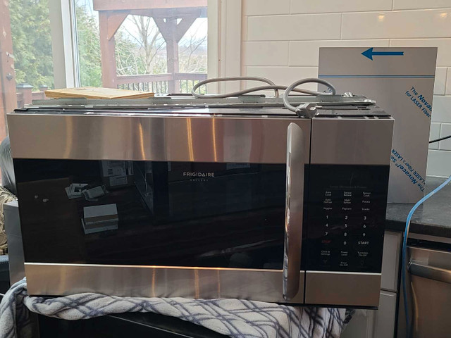 Over-range microwave in Microwaves & Cookers in Kawartha Lakes