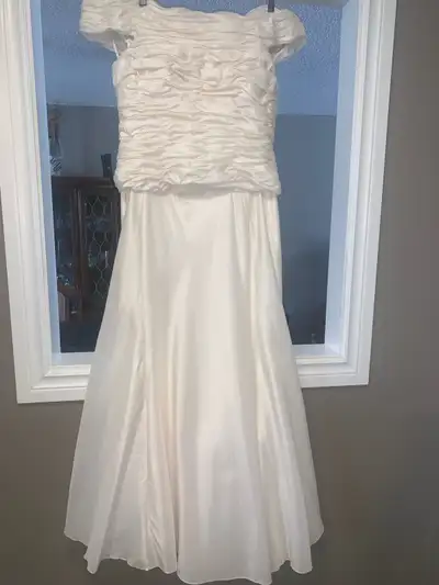 BEAUTIFUL NEW IVORY TAFFETA WEDDING GOWN SIZE 12, View more