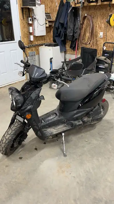 Scooter est pas neuf, mais il fonctionne encore très bien, quelques truc sont à réparer ,mais plusie...