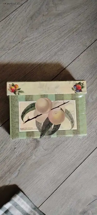 This brand new receipt holder features a charming peach design and is perfect for keeping your impor...