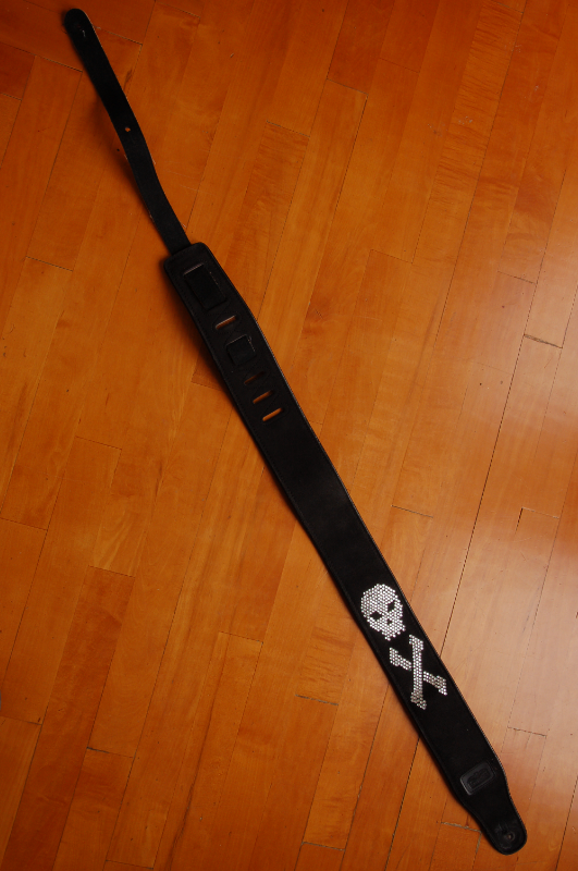 JOLLY ROGER SKULL & CROSS BONES PIRATE LOGO LEATHER GUITAR STRAP in Guitars in Gatineau - Image 3