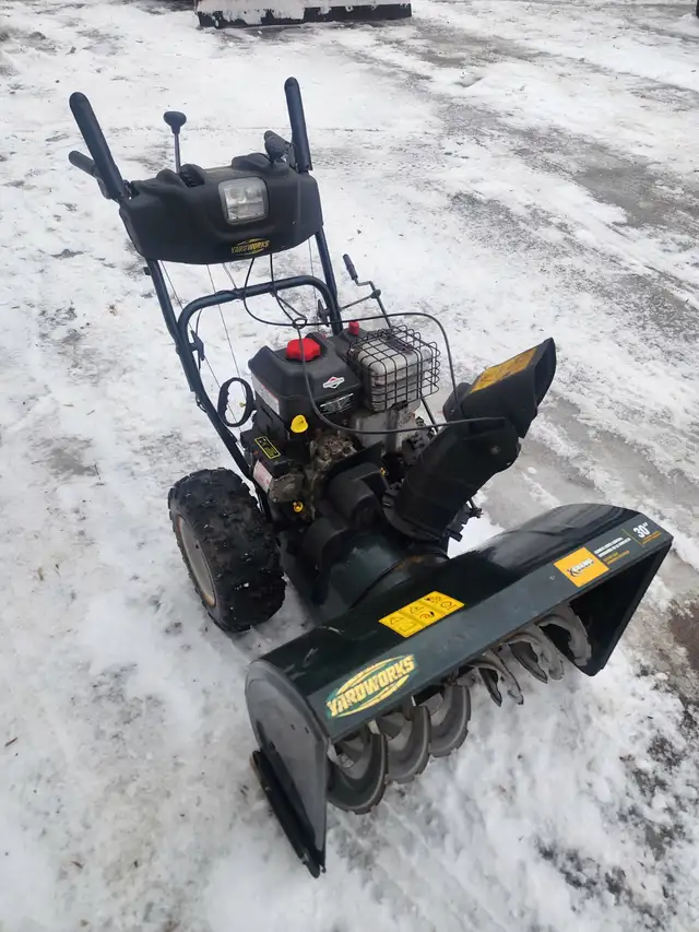 Yardworks 30” 1450 snowblower  in Snowblowers in Markham / York Region - Image 2