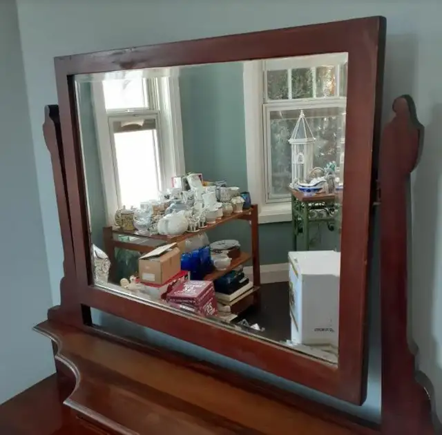 Vintage solid wood dresser dressing table with mirror in Dressers & Wardrobes in Markham / York Region - Image 5