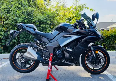 Selling my 2019 Kawasaki Ninja 1000SX (Black) — a perfectly balanced sport-touring machine with all...