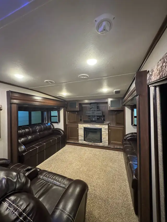 Montana 380th in RVs & Motorhomes in Grande Prairie - Image 6