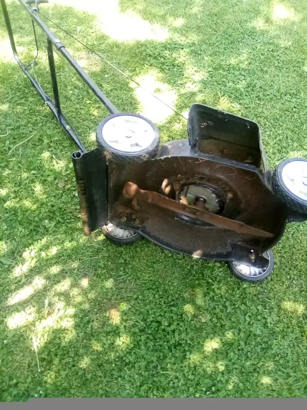 Yard Machines -tondeuse (Essence) in Lawnmowers & Leaf Blowers in City of Montréal - Image 11