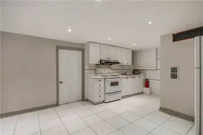 SHARED ROOM AVAILABLE FOR RENT IN MISSISSAUGA. HEART OF THE CITY