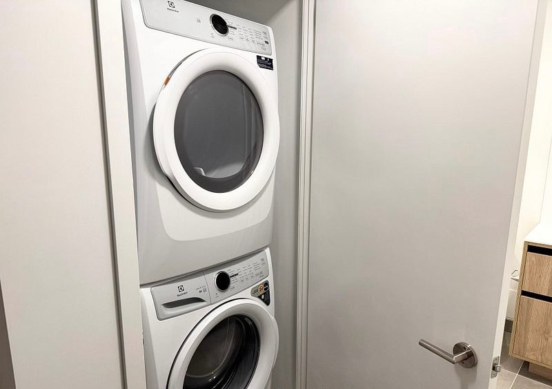 Lease: 1BR 1WR, Heat, Hydro, Locker, Parking Included 4