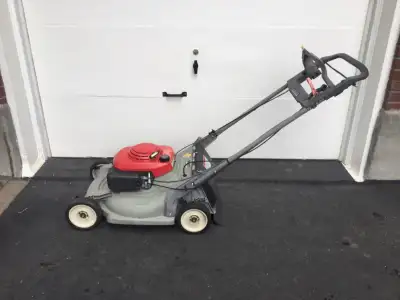 Honda self-propelled, mulching mower. Tres bon condition. Huile & filtre a l’aire sont recement remp...