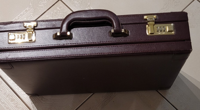 Samsonite Expandable Leather Briefcase in Other in Mississauga / Peel Region - Image 3